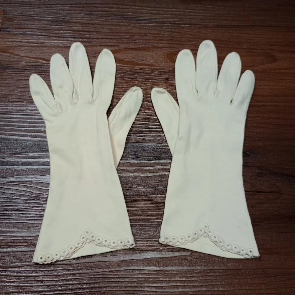 Vintage cottagecore regal embroidered gloves